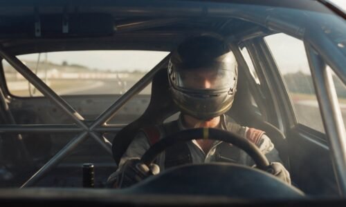 Piloto de competición en la cabina con el casco puesto, calor y concentración antes de la largada