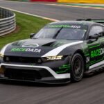 Auto GT con la decoración de RaceData en plena curva de un circuito