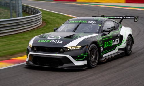 Auto GT con la decoración de RaceData en plena curva de un circuito
