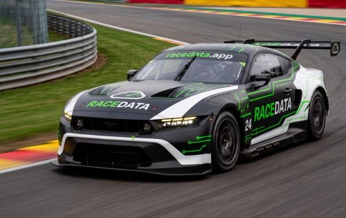 Auto GT con la decoración de RaceData en plena curva de un circuito