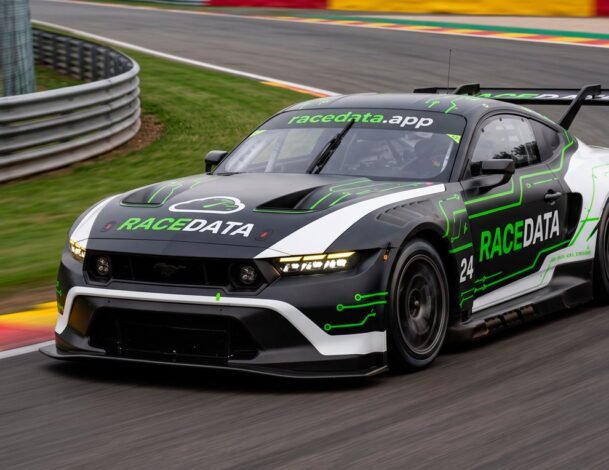 Auto GT con la decoración de RaceData en plena curva de un circuito